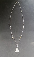 Charger l&#39;image dans la galerie, Très beau collier en métal argenté, perles de nacre et verre avec pendentif
