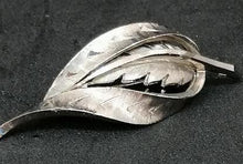 Charger l&#39;image dans la galerie, Broche en métal argenté en forme de feuille
