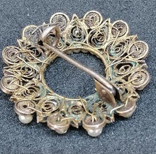 Charger l&#39;image dans la galerie, Broche en métal doré avec des perles
