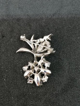Charger l&#39;image dans la galerie, Broche en métal argenté avec brillants transparents et un bleu
