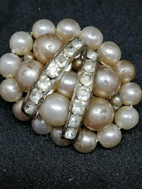 Broche en métal avec des perles et brillants