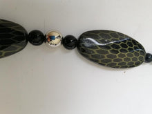 Charger l&#39;image dans la galerie, Collier noir avec des décorations dorées, perles de verre noires et argentées
