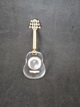 Charger l&#39;image dans la galerie, Horloge quartz en forme de guitare en métal doré et verre
