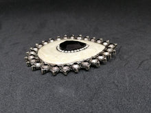 Charger l&#39;image dans la galerie, Pendentif en métal argenté, nacre et brillant
