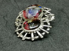 Charger l&#39;image dans la galerie, Broche en métal argenté avec des perles en verre coloré

