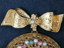 Charger l&#39;image dans la galerie, Broche porte photo en métal doré avec des perles
