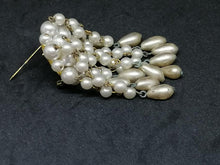 Charger l&#39;image dans la galerie, Broche en métal doré avec perles
