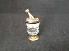 Charger l&#39;image dans la galerie, Horloge quartz en forme de bouteille et seau à glace, en métal doré et verre
