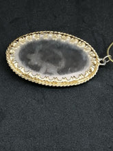 Charger l&#39;image dans la galerie, Collier en métal doré avec pendentif avec de perles et derrière un miroir
