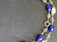 Charger l&#39;image dans la galerie, Collier long qui devient double en métal argenté, perles de nacre et de verre
