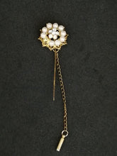 Charger l&#39;image dans la galerie, Broche en métal doré avec perles et brillants en forme de fleur
