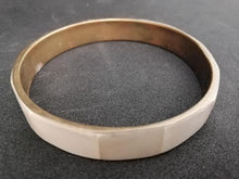 Charger l&#39;image dans la galerie, Bracelet jonc en nacre blanche
