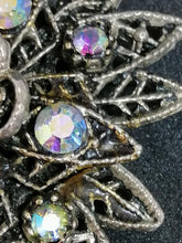Charger l&#39;image dans la galerie, Broche fleur en métal argenté avec des brillants
