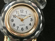 Charger l&#39;image dans la galerie, Horloge quartz en forme de réveil, en métal doré et verre
