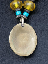 Charger l&#39;image dans la galerie, Collier original en ambre et imitation ambre
