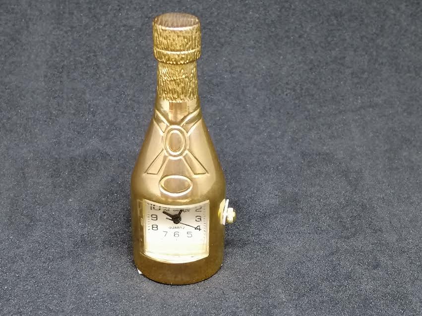 Horloge quartz en forme de bouteille en métal doré