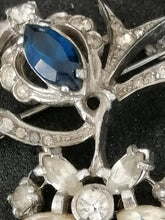Charger l&#39;image dans la galerie, Broche en métal argenté avec brillants transparents et un bleu

