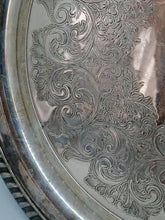 Charger l&#39;image dans la galerie, Plateau rond décoré en métal argenté
