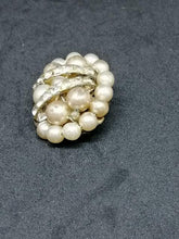 Charger l&#39;image dans la galerie, Broche en métal avec des perles et brillants
