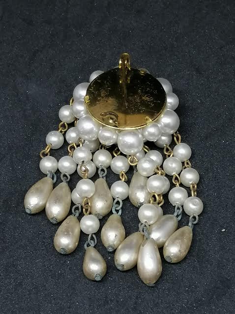 Broche en métal doré avec perles