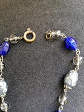 Charger l&#39;image dans la galerie, Collier long qui devient double en métal argenté, perles de nacre et de verre
