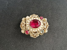 Charger l&#39;image dans la galerie, Broche en métal doré avec des perles en verre imitation rubis et petites perles en nacre
