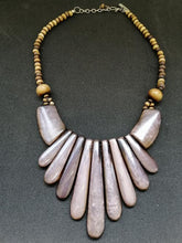 Charger l&#39;image dans la galerie, Collier en verre violet et perles en bois
