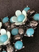Charger l&#39;image dans la galerie, Broche en métal argenté et turquoise
