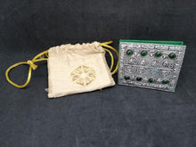 Charger l&#39;image dans la galerie, Petit cahier avec son sac, en métal argenté décoré
