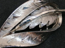Charger l&#39;image dans la galerie, Broche en métal argenté en forme de feuille
