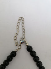 Charger l&#39;image dans la galerie, Collier noir avec des décorations dorées, perles de verre noires et argentées
