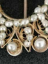 Charger l&#39;image dans la galerie, Broche en métal doré avec des perles
