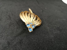 Charger l&#39;image dans la galerie, Broche en métal doré avec perles en verre bleu
