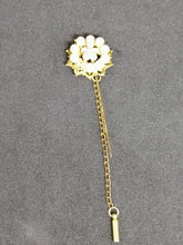 Charger l&#39;image dans la galerie, Broche en métal doré avec perles et brillants en forme de fleur
