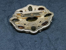Charger l&#39;image dans la galerie, Broche en métal doré et verre coloré
