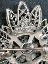 Charger l&#39;image dans la galerie, Broche fleur en métal argenté avec des brillants
