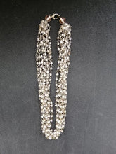 Charger l&#39;image dans la galerie, Collier à 9 brins tressés en métal argenté et perles de verre rose transparent
