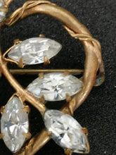 Charger l&#39;image dans la galerie, Broche en métal doré en forme de coeur avec brillants en forme de feuille
