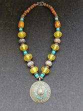 Charger l&#39;image dans la galerie, Collier original en ambre et imitation ambre
