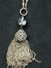 Charger l&#39;image dans la galerie, Très beau collier en métal argenté, perles de nacre et verre avec pendentif
