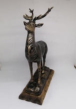 Charger l&#39;image dans la galerie, Sculpture en bronze avec socle en bois, cerf debout. XXe siècle
