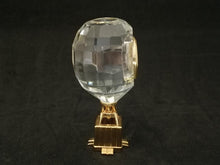 Charger l&#39;image dans la galerie, Horloge quartz en forme de montgolfière en métal doré et verre
