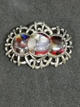 Charger l&#39;image dans la galerie, Broche en métal argenté avec des perles en verre coloré
