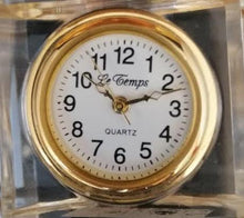 Charger l&#39;image dans la galerie, Horloge quartz miniature de collection en métal doré et verre en forme arrosoir

