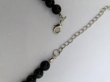 Charger l&#39;image dans la galerie, Collier noir avec des décorations dorées, perles de verre noires et argentées

