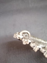 Charger l&#39;image dans la galerie, Pendentif en métal argenté, nacre et brillant
