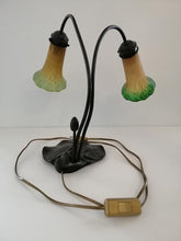Charger l&#39;image dans la galerie, Lampe Art Déco en fer et verre coloré
