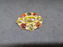 Charger l&#39;image dans la galerie, Broche en métal doré et verre coloré
