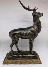 Charger l&#39;image dans la galerie, Sculpture en bronze avec socle en bois, cerf debout. XXe siècle
