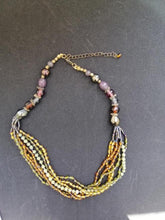 Charger l&#39;image dans la galerie, Très beau collier à 7 brins tressés avec perles de verre et nacre
